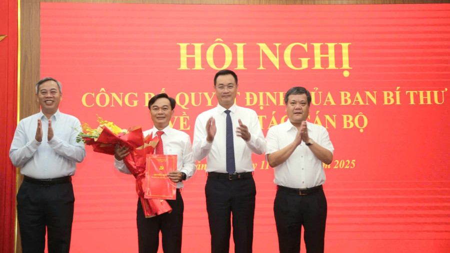 Lãnh đạo tỉnh Quảng Trị tặng hoa chúc mừng ông Nguyễn Chiến Thắng. 1000015747.jpg