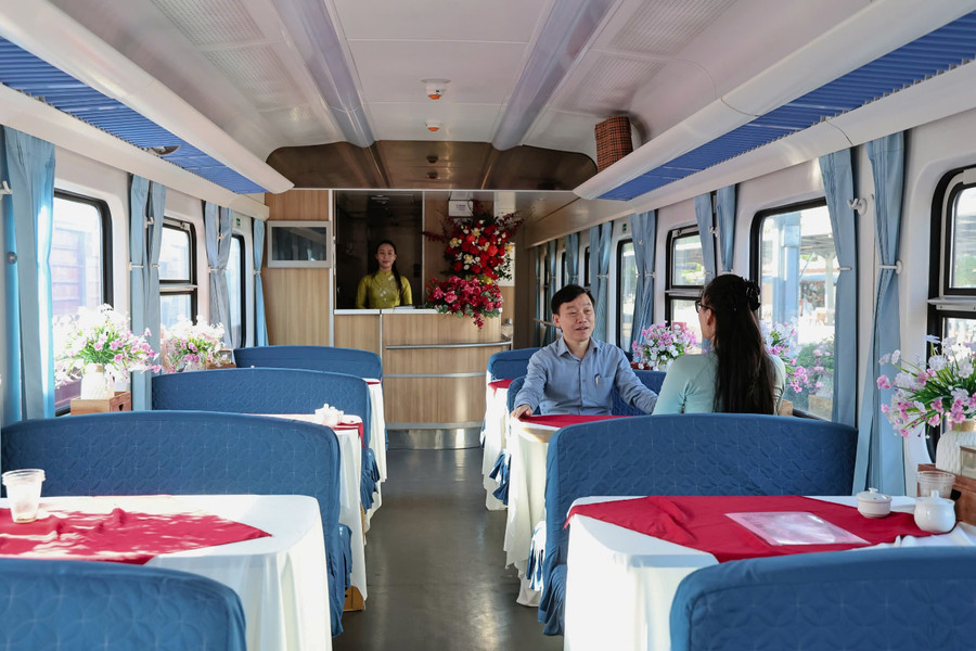 Tàu được thiết kế tiện nghi, đáp ứng nhu cầu cao của du khách. 1000014964.jpg