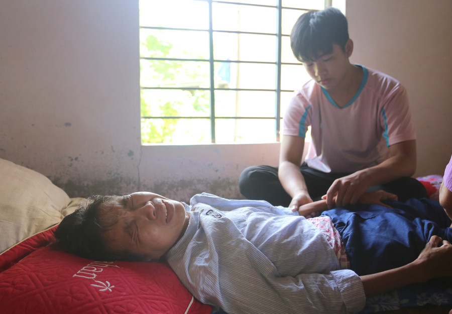 Mẹ vật vã trong đau đớn, cháu Duy cũng đứng ngồi không yên. co-giao-benh-hiem-ngheo-12.jpg