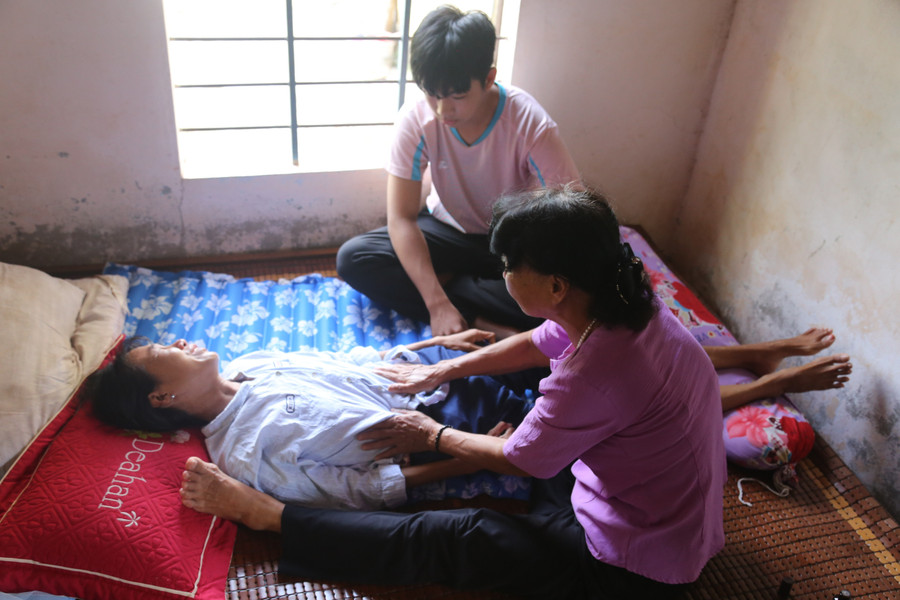 Cơ thể đau nhức khiến chị Minh không thể nằm yên. co-giao-benh-hiem-ngheo-11.jpg