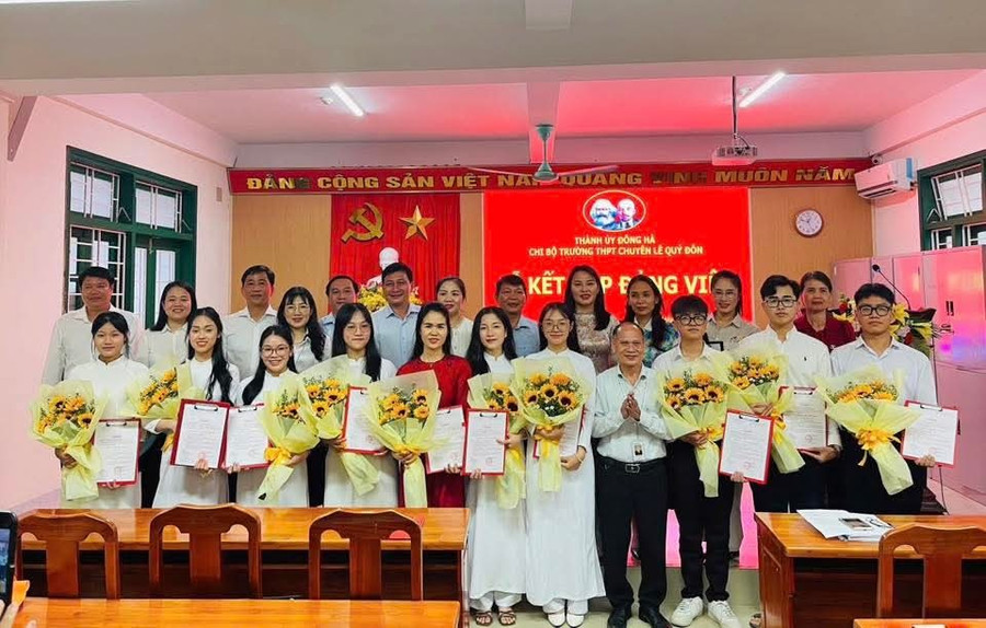 Những đoàn viên ưu tú được kết nạp Đảng. 1000012460.jpg