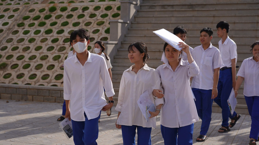 Các thí sinh rời phòng thi với nhiều tâm trạng. 1000013572.jpg