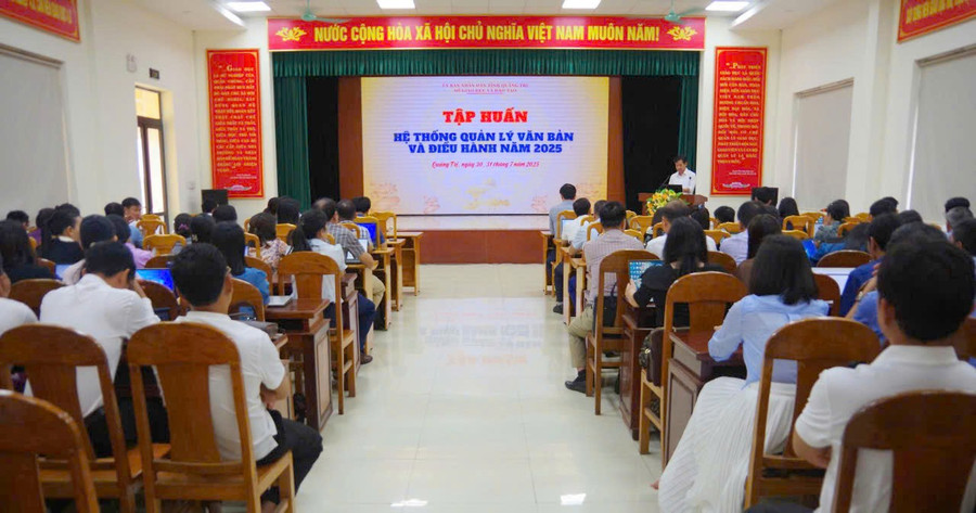 Sở GD&ĐT Quảng Trị tập huấn sử dụng phần mềm quản lý văn bản cho hơn 250 cán bộ, nhân viên giáo dục.