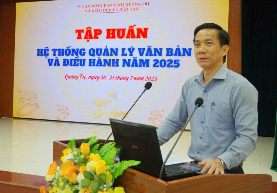 Ông Nguyễn Đình Hải, Phó Giám đốc Sở GD&ĐT nhấn mạnh tầm quan trọng của đợt tập huấn. tap-huan-giao-duc-1.jpg