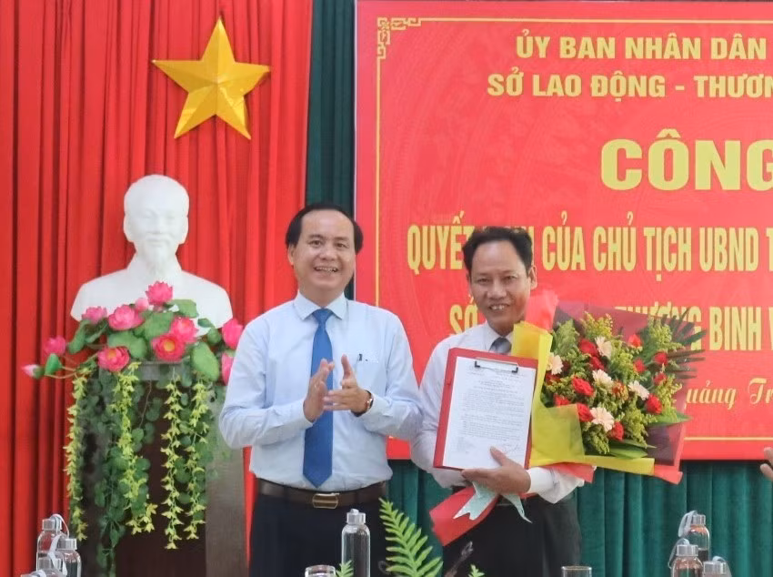 Ông Lê Nguyên Hồng (bên phải) xin nghỉ hưu dù còn 4 năm công tác.