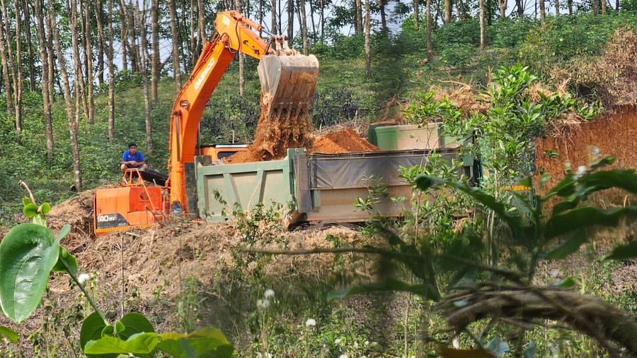 Việc khai thác đất trái phép diễn ra ngang nhiên ngay trong khu dân cư.