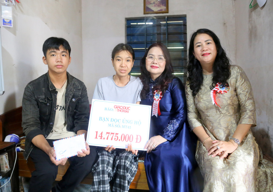 Lãnh đạo Sở GD&ĐT Quảng Trị trao quà bạn đọc Báo GD&TĐ giúp đỡ đến chị Phan Đỗ Diệu Minh. 
