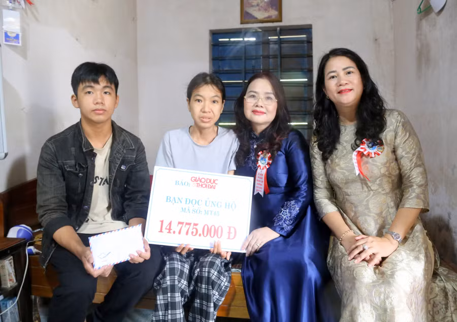 Lãnh đạo Sở GD&ĐT Quảng Trị trao quà bạn đọc Báo GD&TĐ giúp đỡ đến chị Phan Đỗ Diệu Minh. 