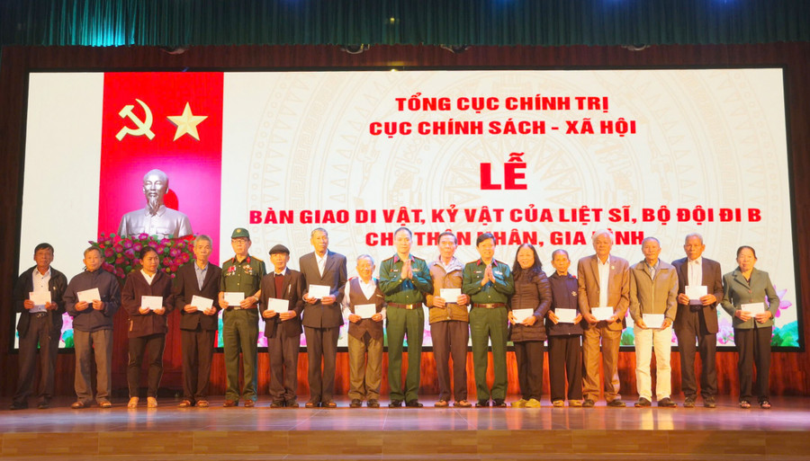 Lãnh đạo Cục Chính sách - Xã hội, Tổng Cục Chính trị tặng quà các gia đình chính sách, người có công tiêu biểu của 2 huyện Triệu Phong và Hải Lăng (Quảng Trị).