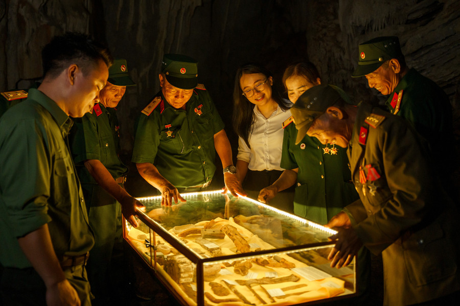 Khu trưng bày hiện vật tại tầng 6 Hang Chỉ huy. 13-khu-trung-bay-hien-vat-tai-tang-6-hang-chi-huy.jpg