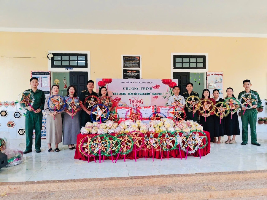 Đồn Biên phòng Hướng Phùng trao tặng 200 suất quà gồm bánh kẹo, sữa cho trẻ em vùng biên vui Tết trung thu. a0c724cd203daa63f32c.jpg
