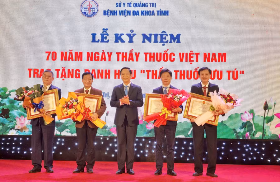 Ông Hoàng Nam, Phó Chủ tịch UBND tỉnh Quảng Trị trao danh hiệu Thầy thuốc Ưu tú cho 4 bác sĩ.