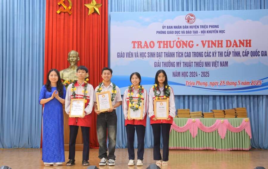 vinh-danh-hoc-sinh-9.jpg
