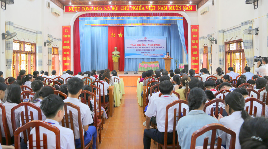 vinh-danh-hoc-sinh-5.jpg