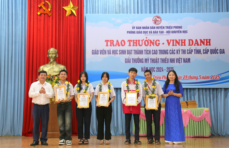 vinh-danh-hoc-sinh-13.jpg