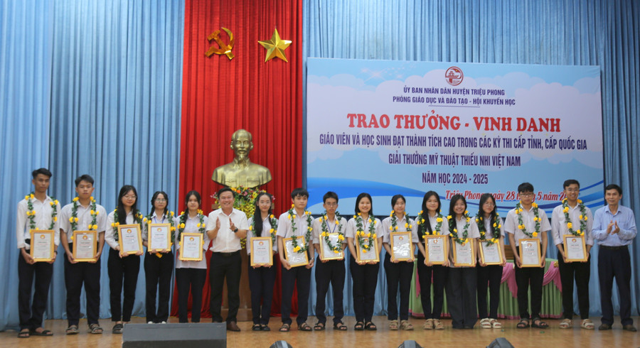 vinh-danh-hoc-sinh-14.jpg
