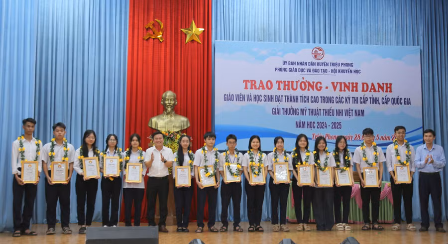 vinh-danh-hoc-sinh-14.jpg