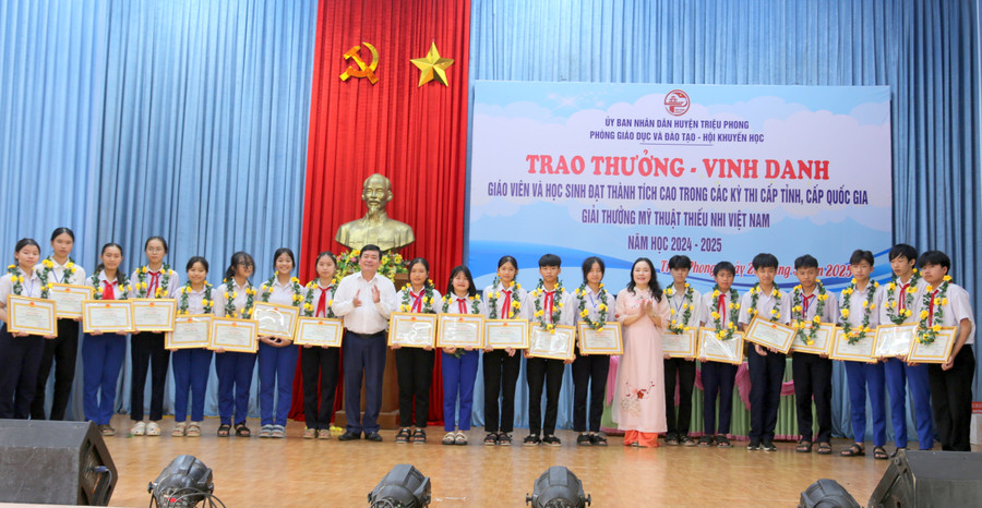 vinh-danh-hoc-sinh-11.jpg