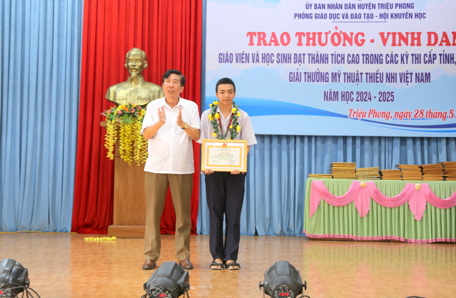 vinh-danh-hoc-sinh-10.jpg