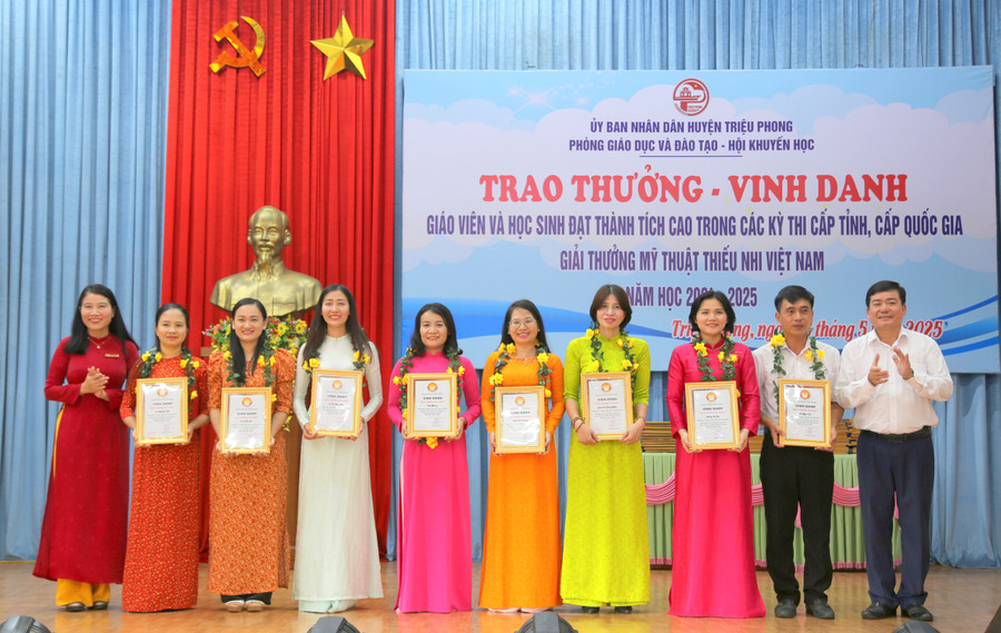 vinh-danh-hoc-sinh-12.jpg
