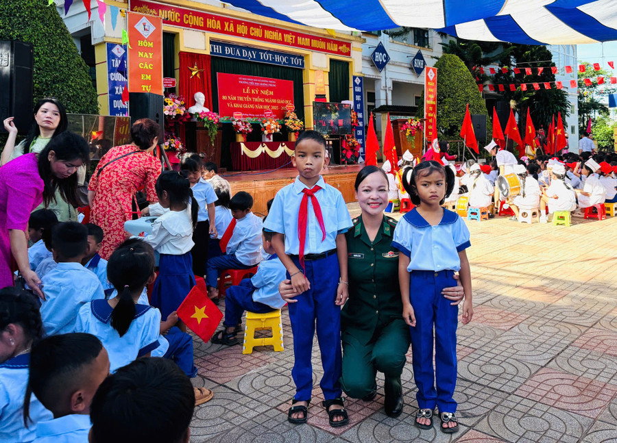 Thiếu tá Nguyễn Thị Vân cùng 2 "con nuôi" trong sáng khai giảng.