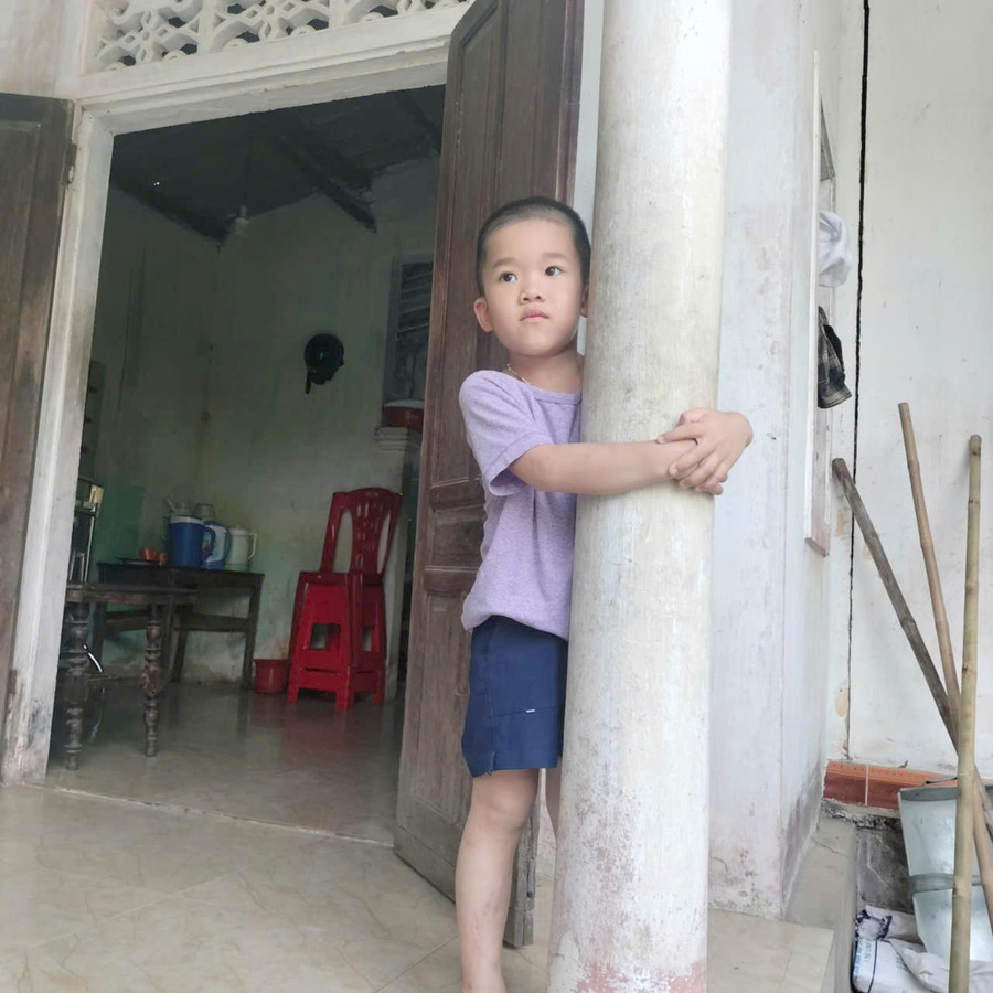Hàng ngày, cháu Dũng cứ nhìn về phía cửa chờ đợi mẹ khỏi bệnh trở về nhà. nhan-ai-3.jpg