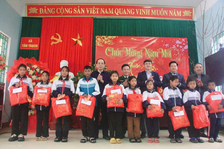 Lãnh đạo các cơ quan, đơn vị tặng quà cho học sinh.