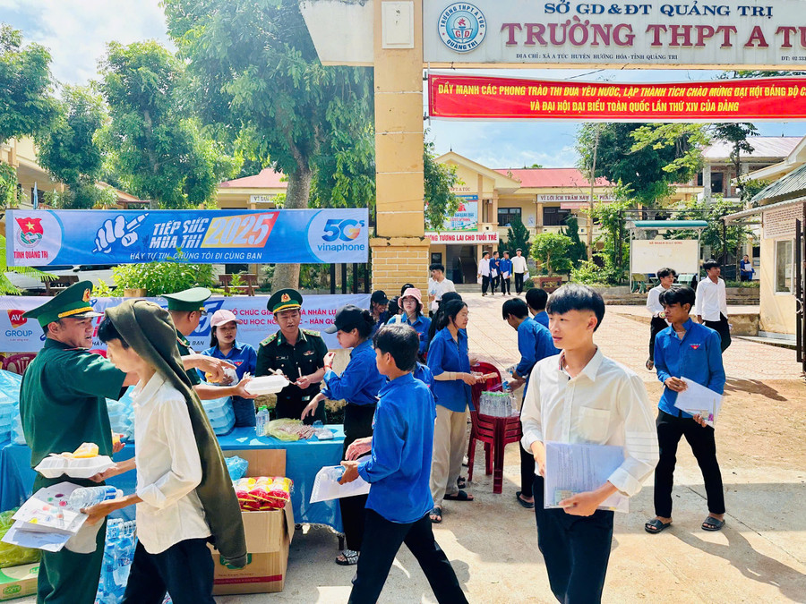 Màu áo xanh có mặt tại các điểm thi giúp thí sinh yên tâm hơn. 11d5e9ddca007d5e2411.jpg
