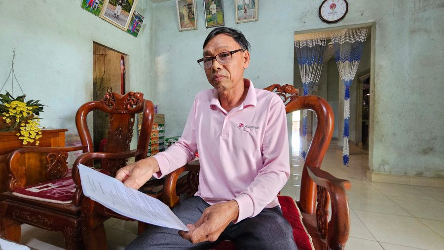 Ông Trần Quốc Anh cho biết, đây là khu vực gần khu vực dân cư, nếu khai thác ồ ạt, sạt lở sẽ ảnh hưởng nghiêm trọng đến nhà cửa. 1000011383.jpg