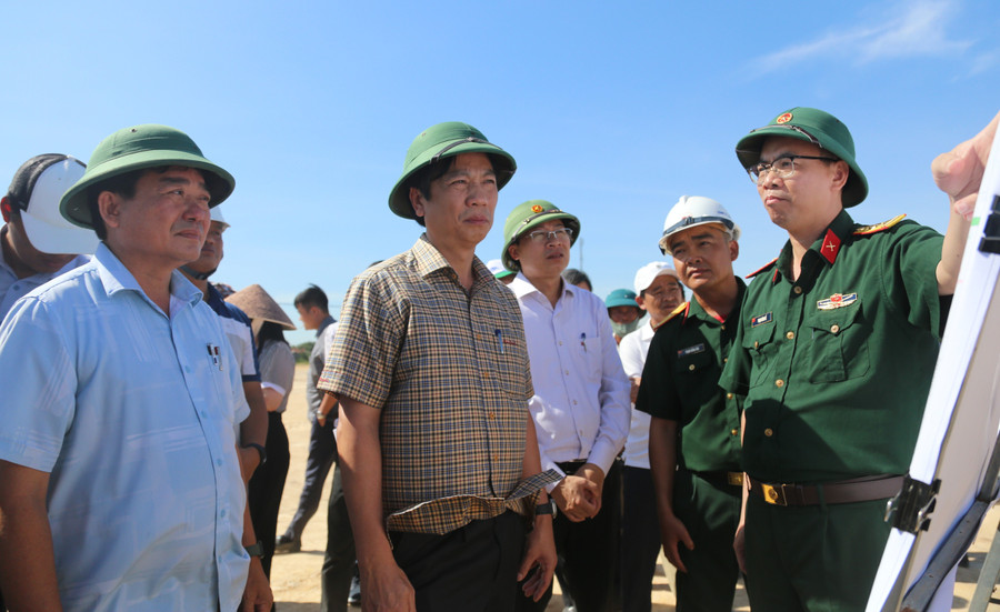 Đại diện Tổng Công ty xây dựng Trường Sơn báo cáo tiến độ thi công. du-an-giao-thong-5.jpg