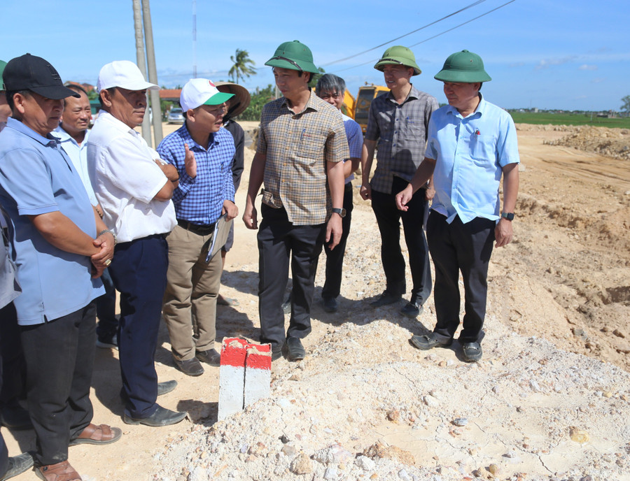 Lãnh đạo tỉnh đề nghị chính quyền địa phương phối hợp với Ban Quản lý Dự án ĐTXD tỉnh quan tâm, hỗ trợ để người dân. du-an-giao-thong-6.jpg