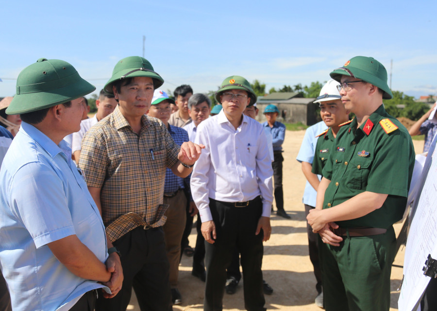 Ông Hoàng Nam, Phó Chủ tịch Thường trực UBND tỉnh Quảng Trị kiểm tra các dự án giao thông trọng điểm.
