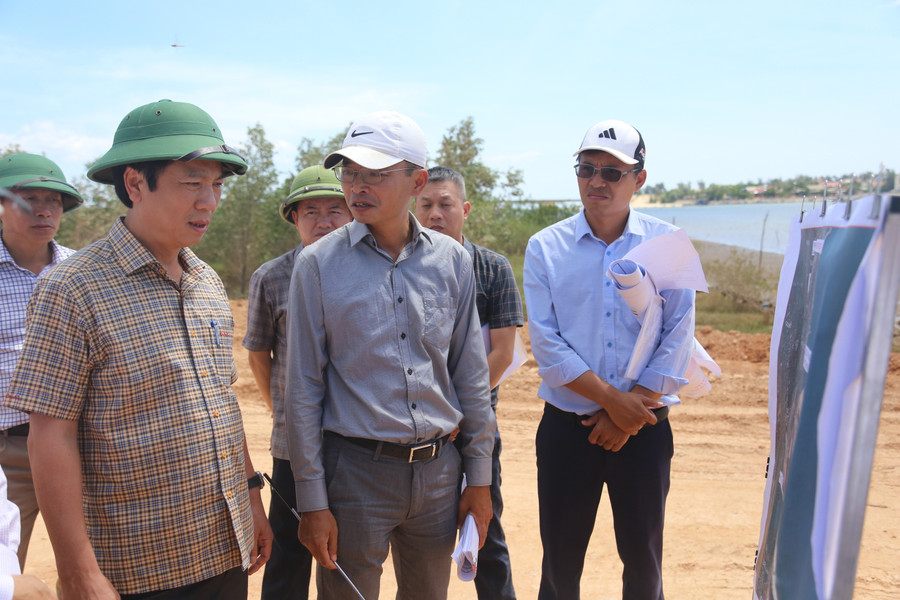 Ông Hoàng Nam kiểm tra tiến độ thực hiện dự án Tuyến đường bộ ven biển đoạn tuyến qua khu vực cầu Cửa Tùng và Cửa Việt. du-an-giao-thong-7.jpg