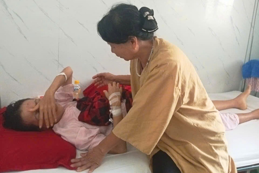 Chị Minh khi nằm điều trị tại bệnh viện Trung ương Huế. co-giao-mac-benh-13.jpg