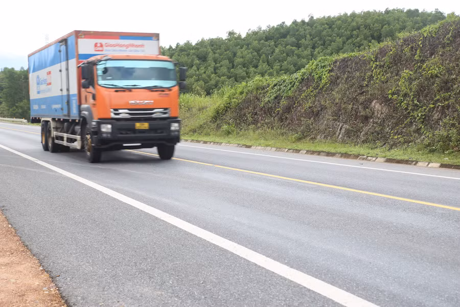 Mặt đường cao tốc Cam Lộ - La Sơn xuất hiện vệt hằn, vệt lõm.