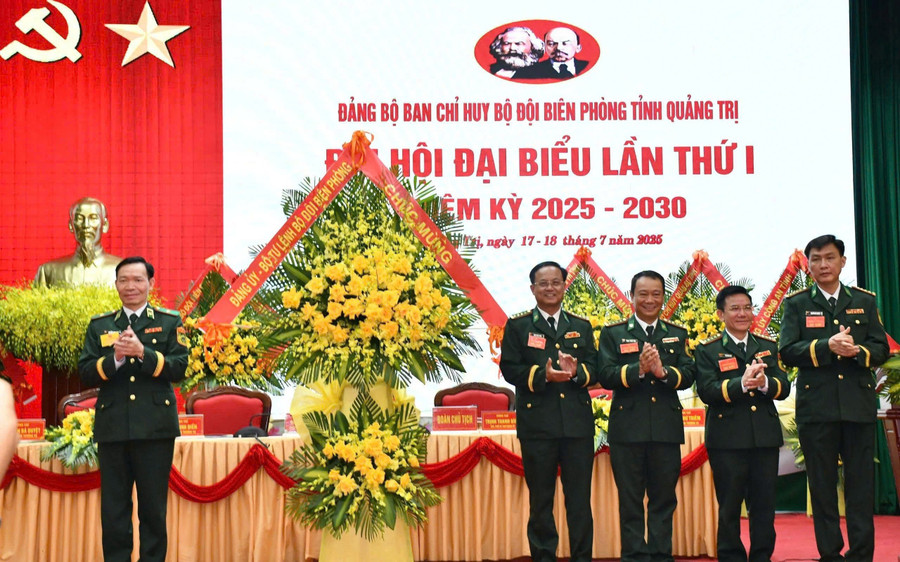 Lãnh đạo Bộ Tư lệnh BĐBP chúc mừng đại hội. bien-phong-quang-tri-4.jpg