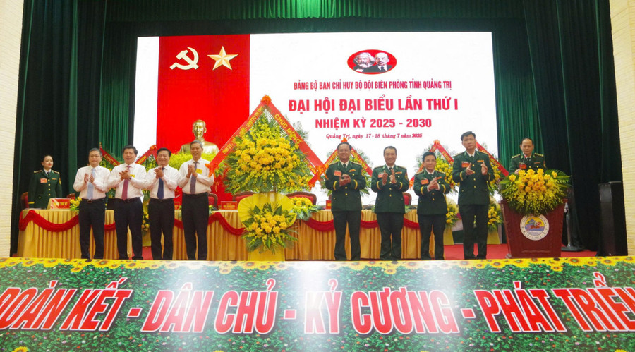 Lãnh đạo tỉnh Quảng Trị chúc mừng đại hội. 