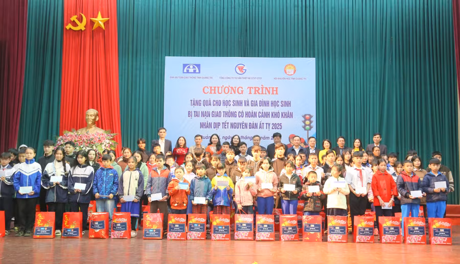 Ban tổ chức trao 134 phần quà đến với học sinh khó khăn Quảng Trị trước thềm Tết Nguyên đán.