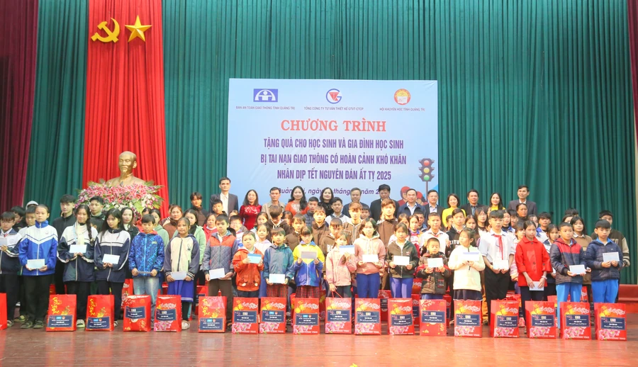 Ban tổ chức trao 134 phần quà đến với học sinh khó khăn Quảng Trị trước thềm Tết Nguyên đán.