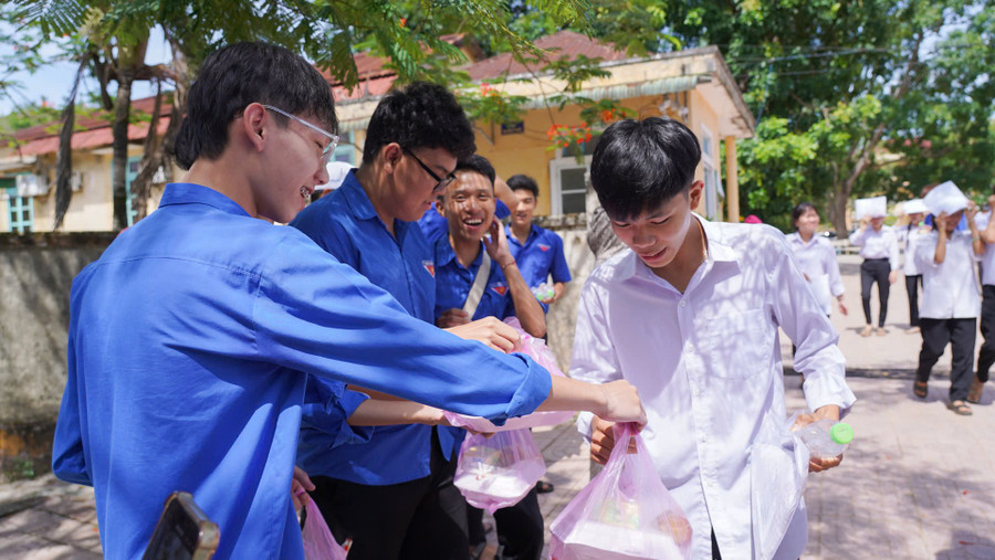 Những suất cơm miễn phí được trao tận tay thí sinh. 51a626f3252f9271cb3e.jpg