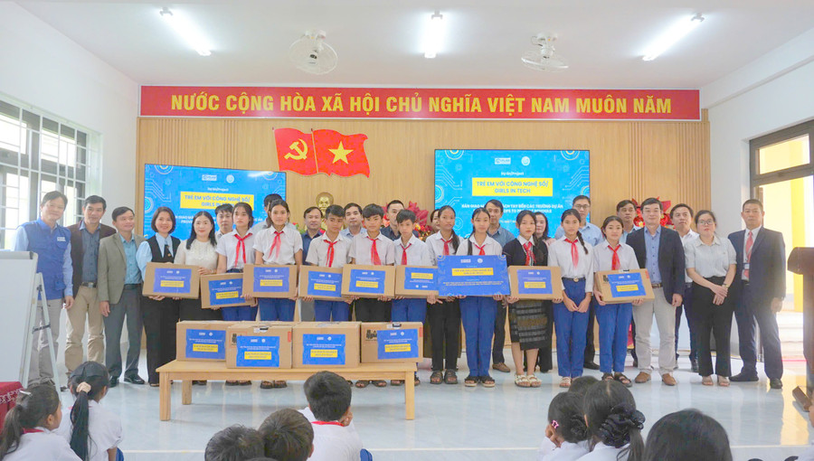 Học sinh được hỗ trợ máy tính để tiếp cận về lập trình và công nghệ số.