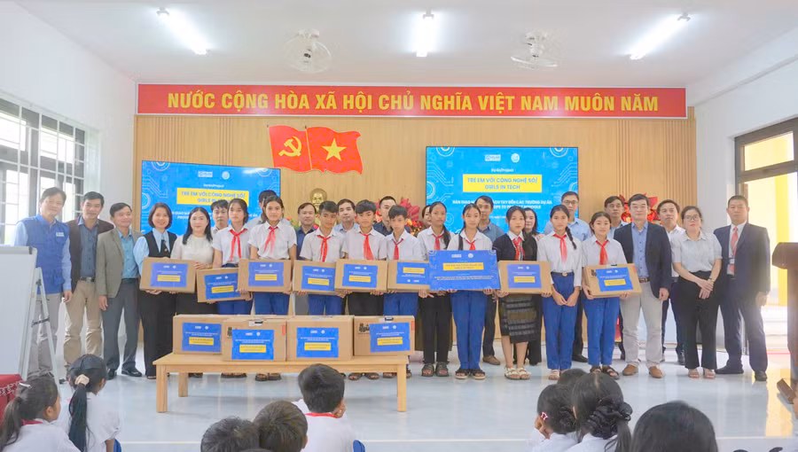 Học sinh được hỗ trợ máy tính để tiếp cận về lập trình và công nghệ số.