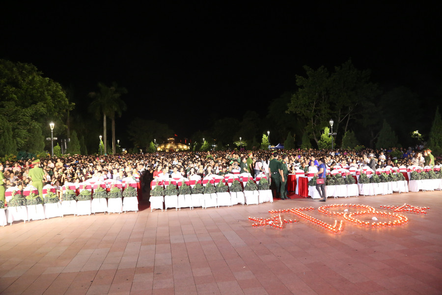 Hàng nghìn người dân háo hức xem phim. mua-do-7.jpg