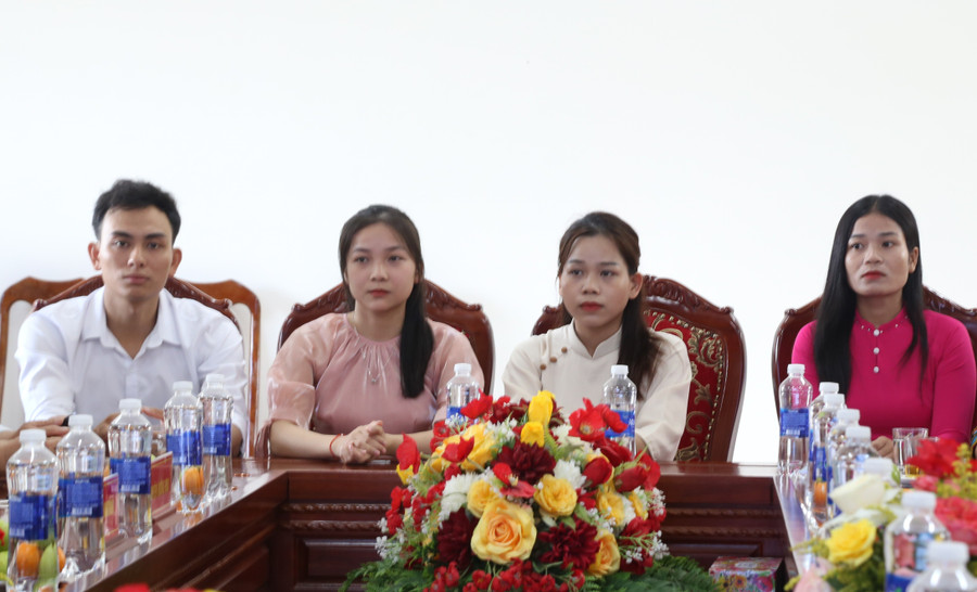 4 giáo viên được tuyển chọn, cử sang giảng dạy tại Lào. giao-vien-lao-3.jpg