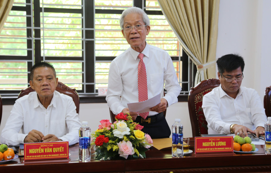 Ông Nguyễn Lương, Chủ tịch Hội người Việt Nam tại tỉnh Savanakhet (Lào) phát biểu tiếp nhận các giáo viên. giao-vien-lao-5.jpg