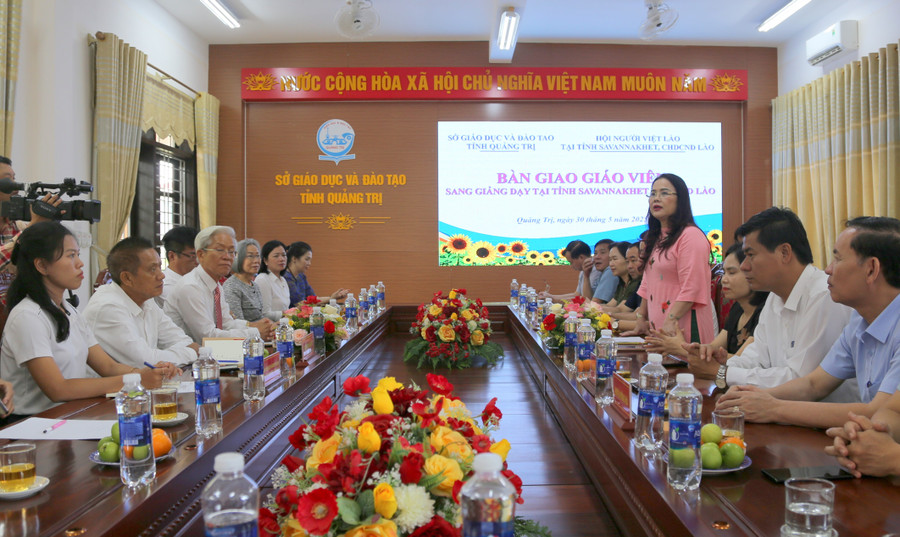 Hội người Việt Nam tỉnh Savannakhet ghi nhận và đánh giá cao việc đưa giáo viên sang dạy cho con em Việt Kiều. giao-vien-lao-6.jpg