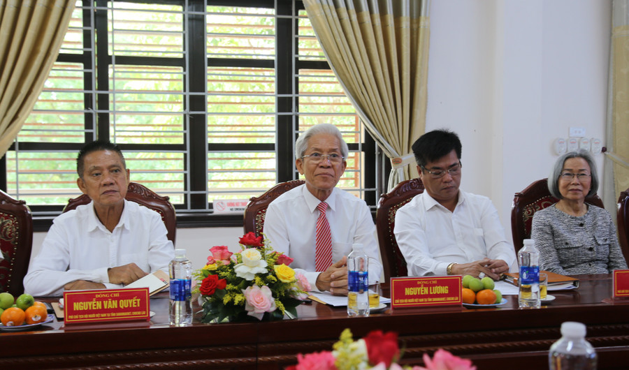 Hội người Việt Nam tỉnh Savannakhet tham dự lễ bàn giao 4 giáo viên Quảng Trị. giao-vien-lao-4.jpg