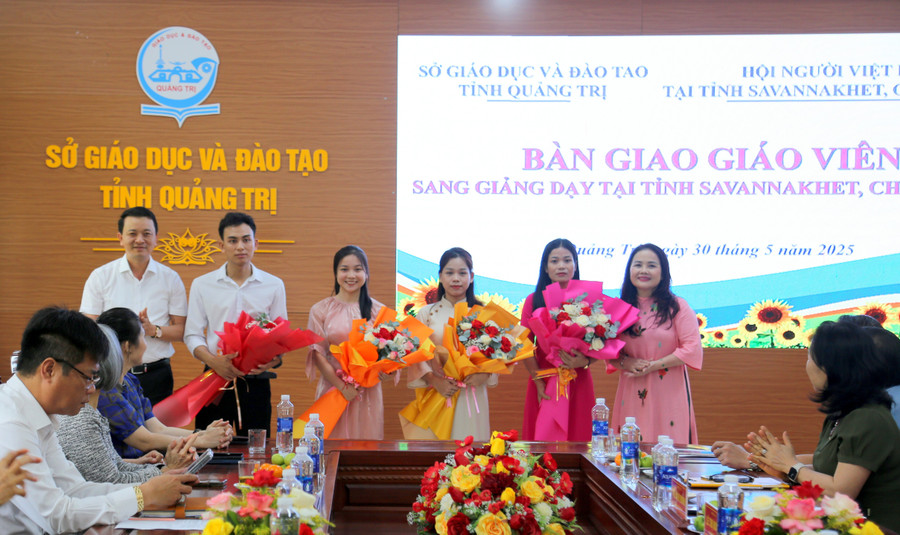 Sở GD&ĐT Quảng Trị bàn giao 4 giáo viên sang Lào giảng dạy tiếng Việt.