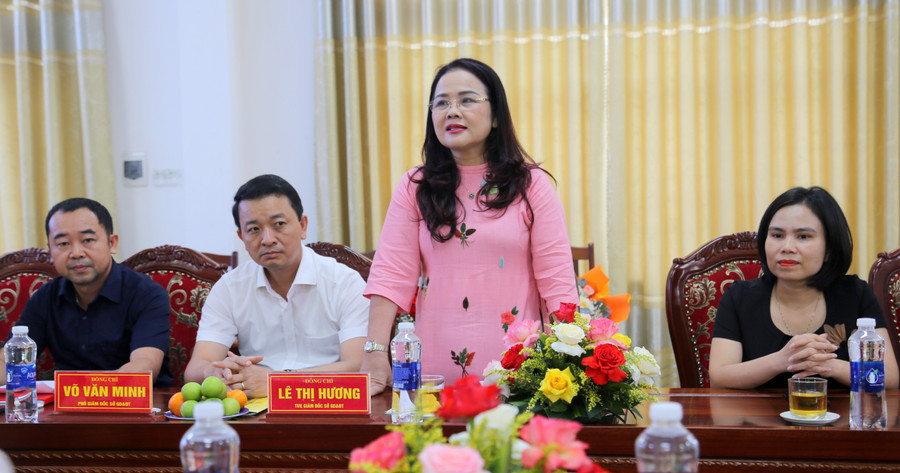 TS Lê Thị Hương, Giám đốc Sở GD&ĐT Quảng Trị cảm ơn sự hỗ trợ của Hội người Việt Nam tỉnh Savannakhet trong việc đưa giáo viên sang Lào giảng dạy. giao-vien-lao-1.jpg