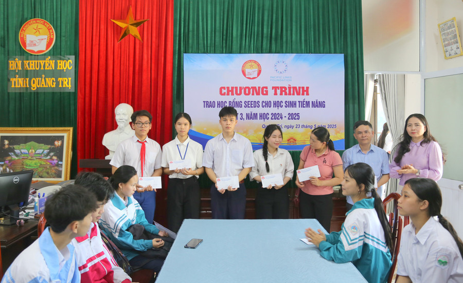 Học bổng giúp nhiều học sinh viết tiếp ước mơ học tập. hoc-bong-6.jpg
